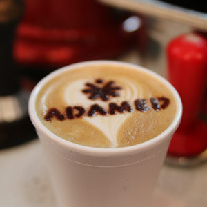 Kawa z logo klienta techniką Latte Art
